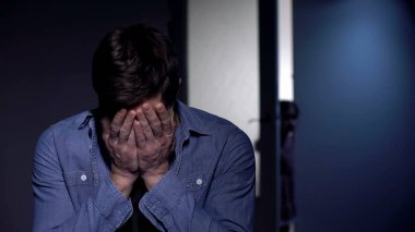 Üzgün erkek derinden odada ağlıyor, kadın çocuk içler acısı baba izliyor, kayıp ağrı