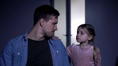 Depresyon aile bakımı acı derinden ağlayan baba destekleyen küçük kız