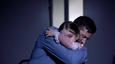 Küçük kız baba kucaklayan, sorun zamanlarında birbirlerine destek, ptsd