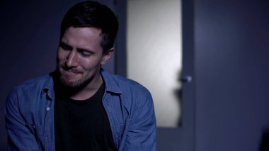 Umutsuz adam ağlıyor, hayat sorunları yaşıyor, küçük kız kapıda duruyor