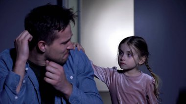 Odada ağlayan içler acısı erkek, kız çocuğu teselli eden baba, aile desteği