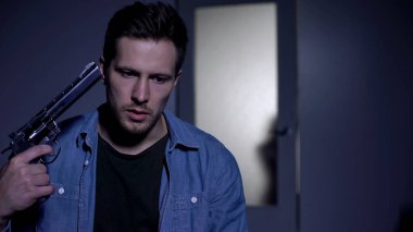 Sinirli adam kafasına silah nişan, küçük kızı kapıyı açma, intihar girişimi