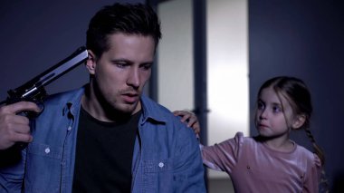 Depresif erkek nişan silah kafa, kadın çocuk babalar intihar girişimi önleyen