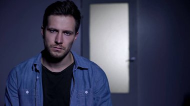 Üzgün uyuşturucu bağımlısı kamera bakarak, rehabilitasyon merkezi, bağımlılık tedavisi