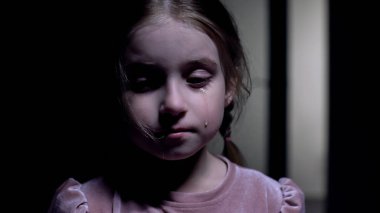 Küçük adam kaçırma kurbanı kamera, çocuk istismarı, aile içi şiddet sonucu ağlıyor