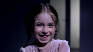 Sevimli küçük kız çocuk kamera, samimi çocuksu duygular, yakın çekim gülüyor
