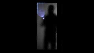 Eve el feneri ile Soyguncu siluet, hiçbir güvenlik sistemi tehlike