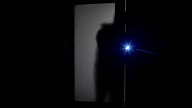 Banka içine kırma el feneri ile Hırsız gölge, güvensiz alarm sistemi kavramı