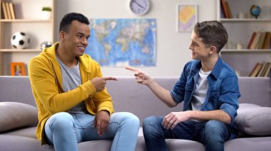 Serin yapmak mutlu Afrikalı-Amerikalı ve Kafkasyalı gençler tebrik arkadaşlar el