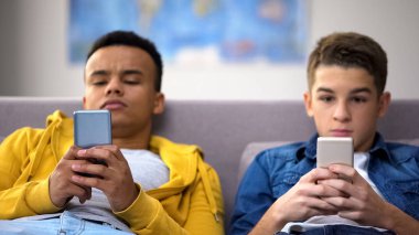 Çok ırklı çocuklar sosyal medya, sörf canlı iletişim araçlarıyla değiştirme