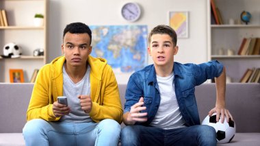 Afro-Amerikan ve beyaz arkadaş favori futbol takımı için tezahürat hobi