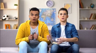 Patlamış mısır, yemek korku filmi izlerken çok ırklı arkadaşlarım boş zaman