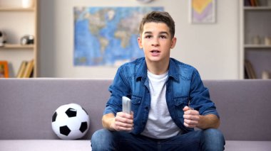 Genç öğrenci Futbol Milli takım için TV tezahürat maçı izlerken heyecanlı