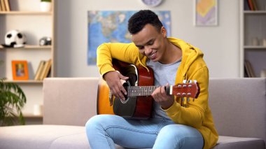 En sevdiği hobi, eğlence keyfini mutlu Afrikalı-Amerikalı genç gitar, çalmak