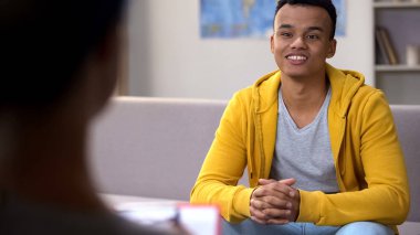 Afro-Amerikan genç psikoterapist, başarılı sorunları üstesinden ziyaret