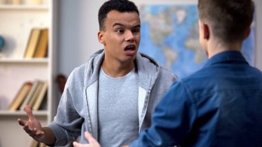 Saldırgan çok ırklı gençler çatışma, ırk ayrımcılığı, kavga