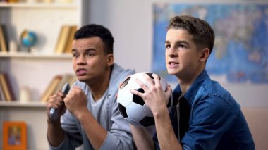 En iyi çok ırklı arkadaşları ile futbol oyun skoru, favori mutsuz kaybetme takım