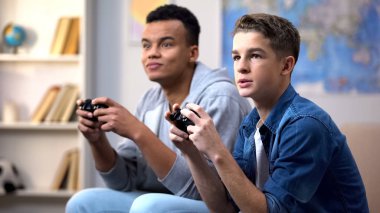 Afro-Amerikan ve kafkas gençler video oyunları, oyun bağımlılığı oynuyor