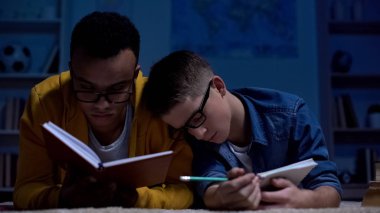 Test, önceki gece geç saatlerde uykuya aşırı yüklenmiş genç öğrenciler son tarihi