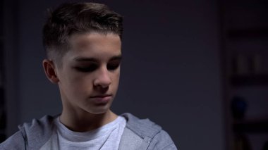 Barınakta karanlık odada yetim çocuk özlem, akranları ile ilgili sorunlar, zorbalık