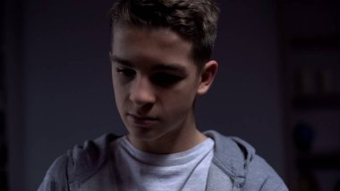 Genç çocuk uzayda kafası karışmış, uyuşturucu almanın sonuçları, aşırı doz