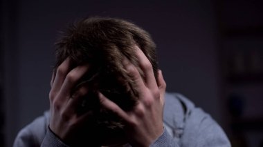 Depresif genç acı duygusal sorunları, güçlü baş ağrısı, hayal kırıklığı