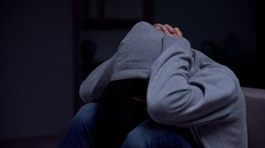 Ebeveyn boşanma acı, sorunlarından saklamaya hayal kırıklığına uğramış genç