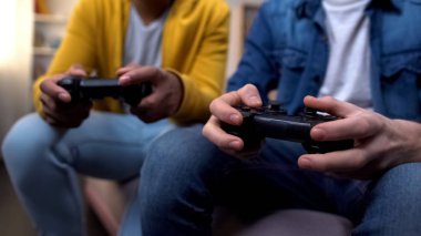 Bilgisayar oyun, closeup joystick ile ellerinde çok ırklı arkadaşlar