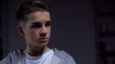 Gencin acı yalnızlık, utanç ve hayal kırıklığına uğramış hissediyorum, aile sorunları