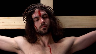 Çarmıha gerilmiş kanlı İsa ölüm haçı, dini özveri, manevi sembol