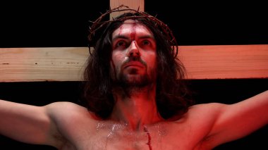 İsa Mesih kırmızı ışıklar, kan ve vücut, çarmıha gerilme gözyaşları acı acı