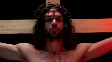 Dikenlerin tacında mesih'i feda etmek kamera, gözyaşı ve kan akıtıyor