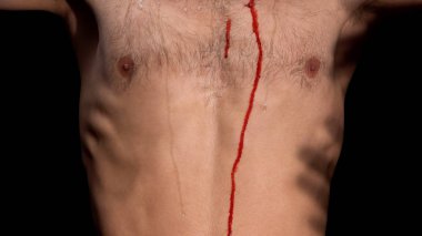 Erkek vücudunda gözyaşı ve kan, siyah zeminde işkenceler, suç