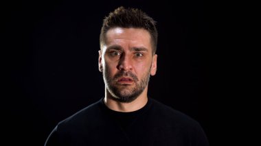 Korkmuş deli erkek görünümlü kamera, ruhsal bozukluk, psikolojik travma, şok