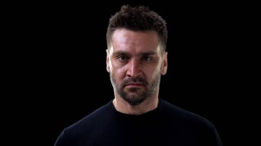 Tehlikeli erkek suçlu görünümlü kamera, cinayet düşünme, intikam