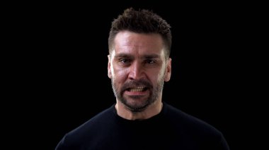 Tahriş olmuş adam siyah arka plan, olumsuz duygular, sorun öfke, akıl hastalığı