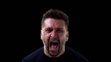 Kızgın adam karanlık arka plan, duygusal arıza, patlama nevroz bağırarak