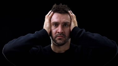 Umutsuz suçlu karanlık arka plan üzerinde tövbe, üzgün, zihinsel ıstırap hissi