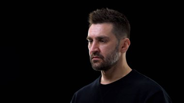 Karanlık arka planda düşünceli üzgün adam, sorun hayal kırıklığı, melankoli