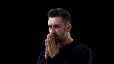 Yardım isteyen dua eden adam, geleneksel dini ritüel, günahlar tövbe, inanç