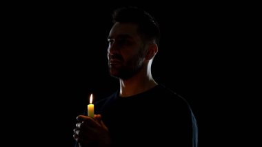 Elinde mum olan Beyaz adam yukarı bakıyor, Tanrı'ya iman, dini ibadet