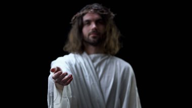 Karanlık arka planda kurtarıcının eline yardım, dini yardım, bağışlama nezaketi