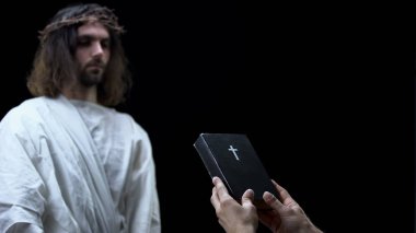 Dikenler taç, kurtuluş ruhu, maneviyat içinde kurtarıcı İncil ön tutan adam