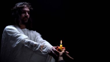 Kurtarıcı mum tutan dindar adam destekleyen, manevi ritüel, Tanrı iyilik