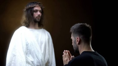 Tanrı'nın Ruhu dua eden insanın önünde, dini mucize, ruhsal yardım, inanç