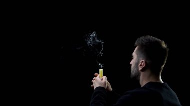Patlamış mum erkek elleri, umut kaybı, gizemli ritüel, dini ibadet