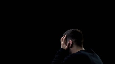 Umutsuz adam elleriyle başını örtmek, umutsuzluk hissi, yaşam krizi