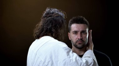 Mesih beyaz bez ağlayan umutsuz erkek, dini destek, inanç sarılma