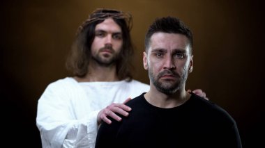 Kurtarıcı sorun, manevi kurtuluş, ilahi irade ağlayan adam destekleyen