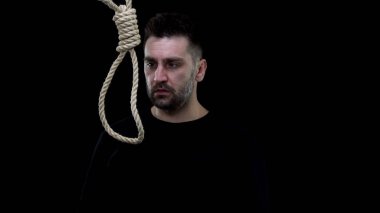 Döngü halat, yaşam krizi, sorun umutsuzluk, intihar yakın Desperate ağlayan erkek